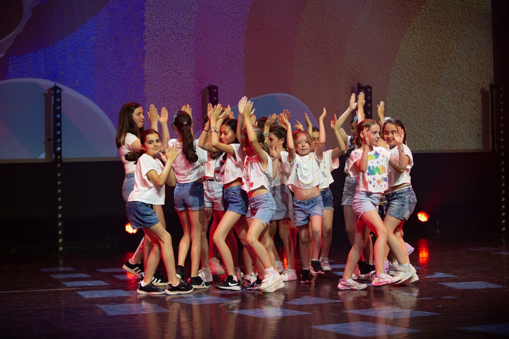 Groupe de petites filles qui danse la Zumba rocking club 91 à yerres