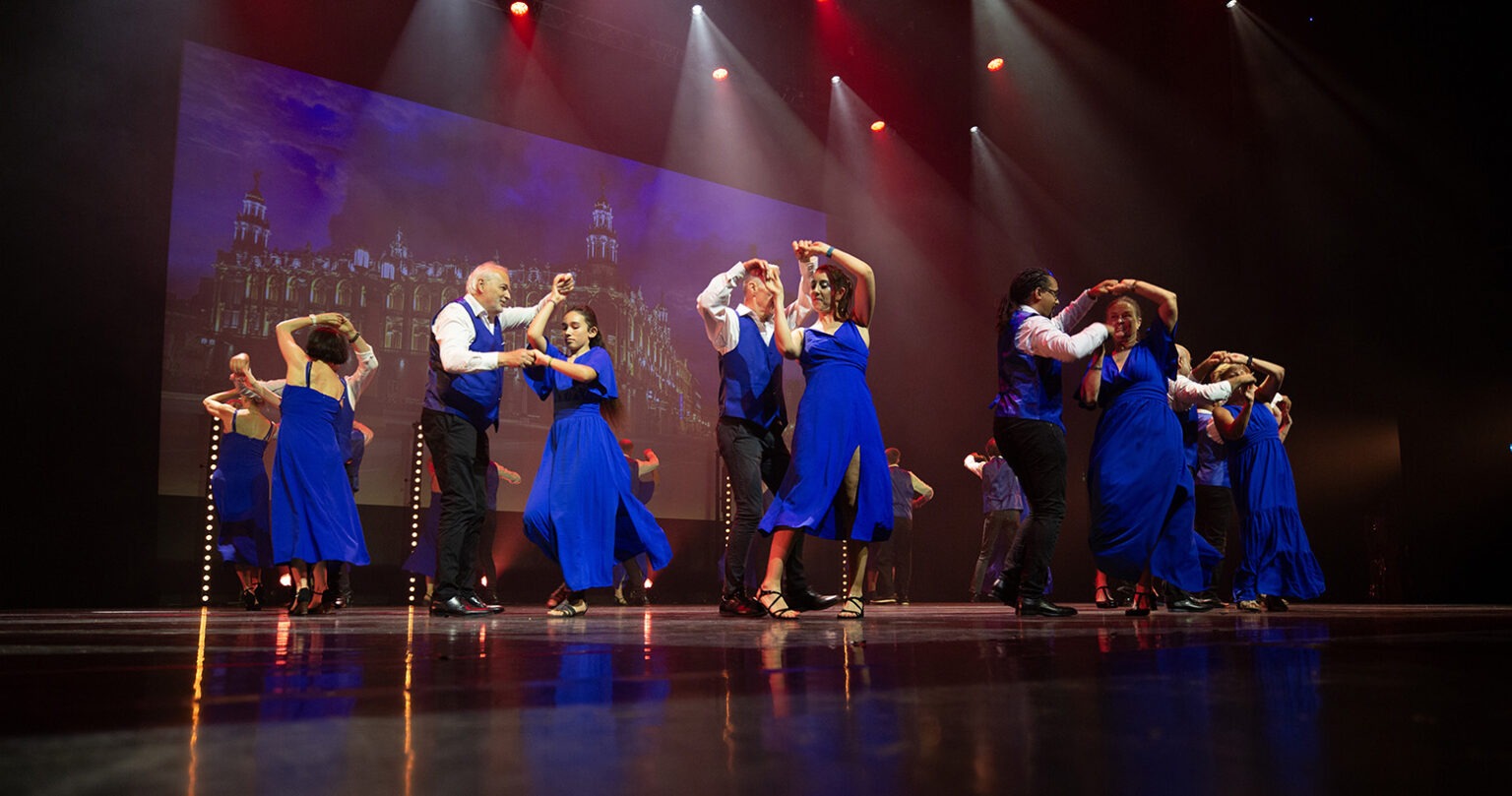 Plusieurs couples dansent la salsa